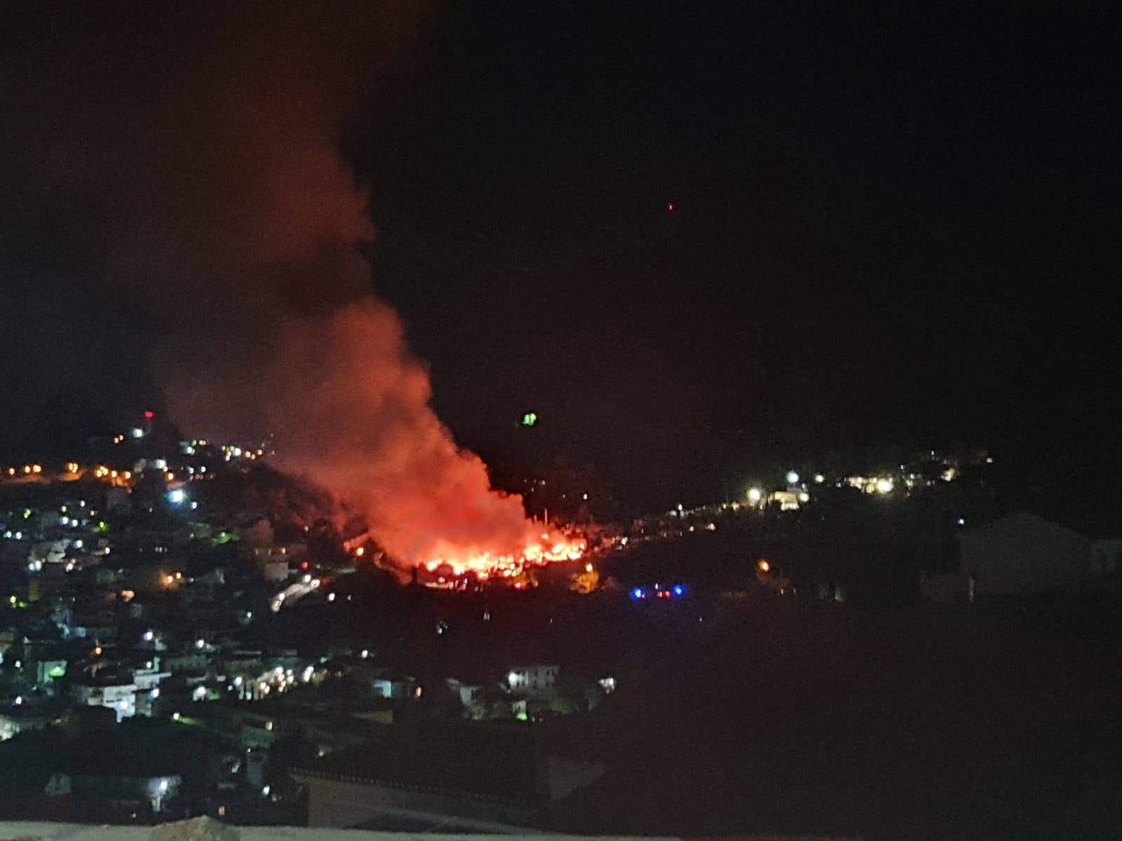 Illustration : GRÈCE - INCENDIE ET SÉISME À SAMOS